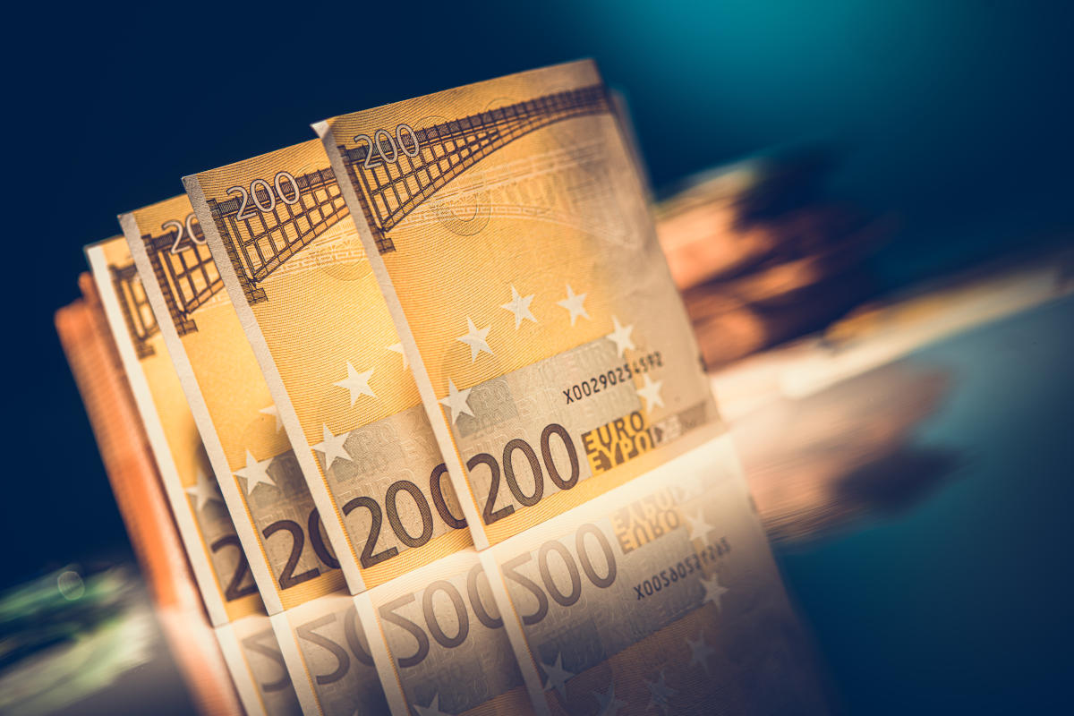 euro-banknotes-on-glassy-table-5f9ac85d80ad2-TE9KJ26